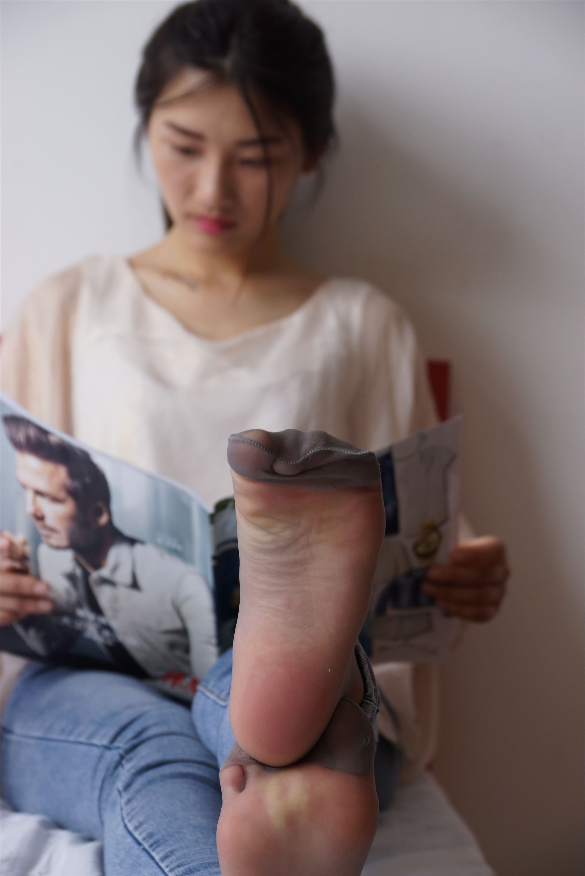 自由摄影 No.005 惬意的周末经典短灰丝陪你看看书